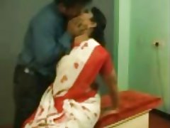 Indio tía ter relacións sexuais no lugar de traballo