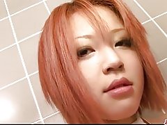 Axustado e peituda ruivo bebé buceta caricias no cuarto de baño