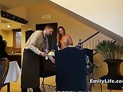 Nenas espidas porta aberta para a sala de servizo