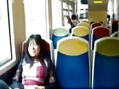 Asiático milf esfrega o seu clitóris en un tren.